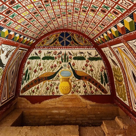 İznik Müzesi’nde sergilenen Elbeyli Hypogeumu replikası; tavus kuşları, kantharos, bitki motifleri, geometrik tavan desenleri ve Chi-Rho monogramıyla süslü 4–5. yüzyıl Bizans yeraltı mezar odasının fresk düzeninin ayrıntılı görünümü.